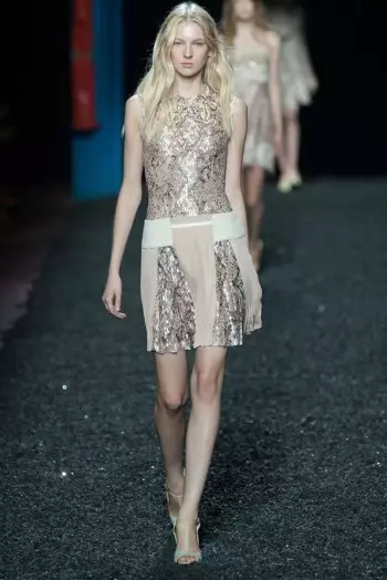 Nagpapakita si Mary Katrantzou ng Ilang Balat para sa Spring 2015