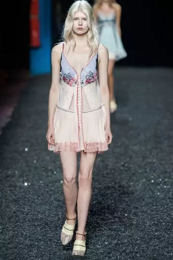 Mary Katrantzou muestra algo de piel para la primavera de 2015