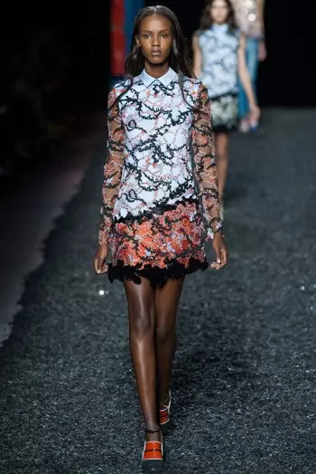 Nagpapakita si Mary Katrantzou ng Ilang Balat para sa Spring 2015