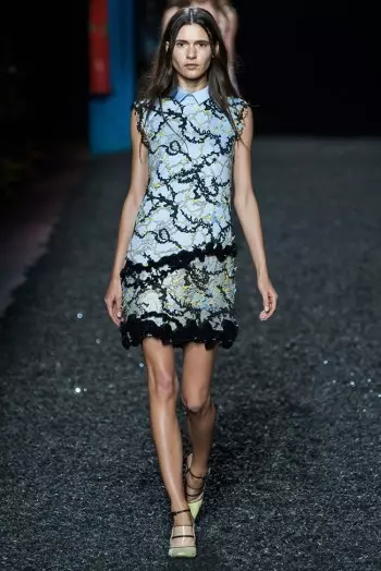 Mary Katrantzou muestra algo de piel para la primavera de 2015