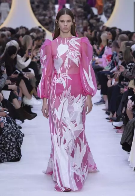 Inihayag ni Valentino ang Dreamy Spring 2020 Collection