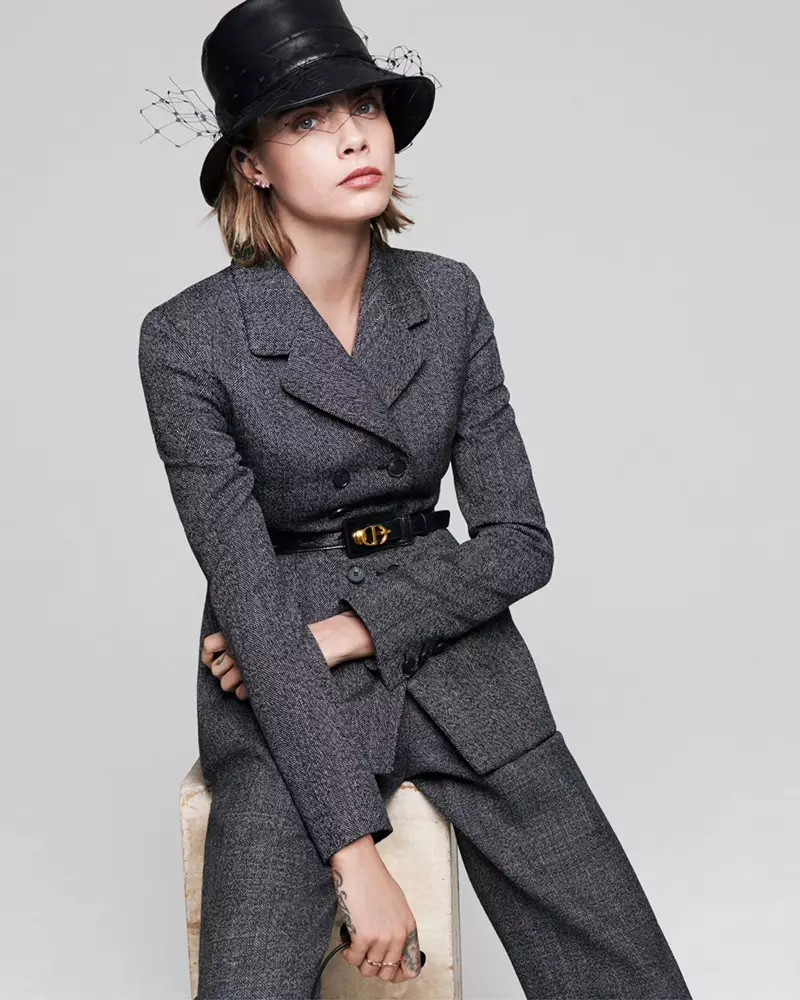 Cara Delevingne Prenas Memportretojn por Dior Magazine