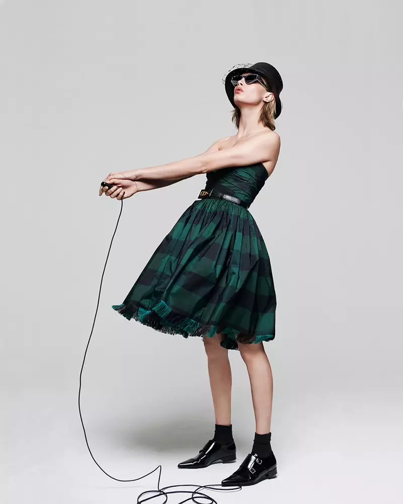 Cara Delevingne pořizuje autoportréty pro časopis Dior