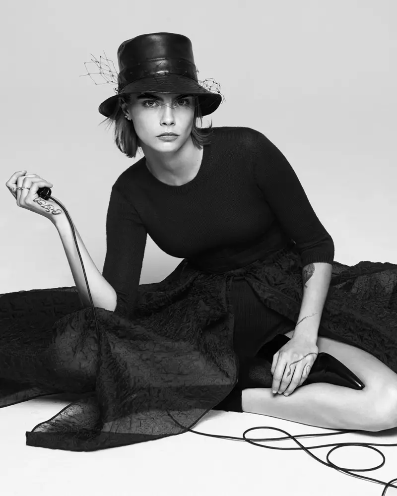 Cara Delevingne Dior jurnalı üçün avtoportretlər çəkir