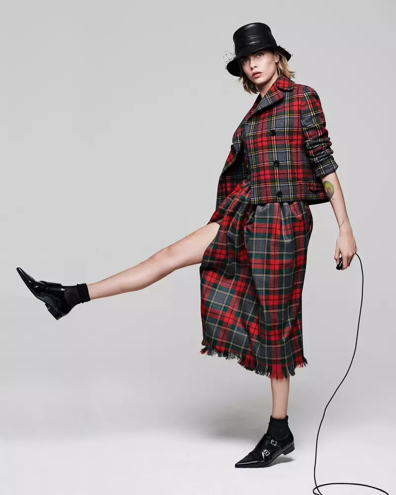 Кара Делевин прави автопортрети за списание Dior