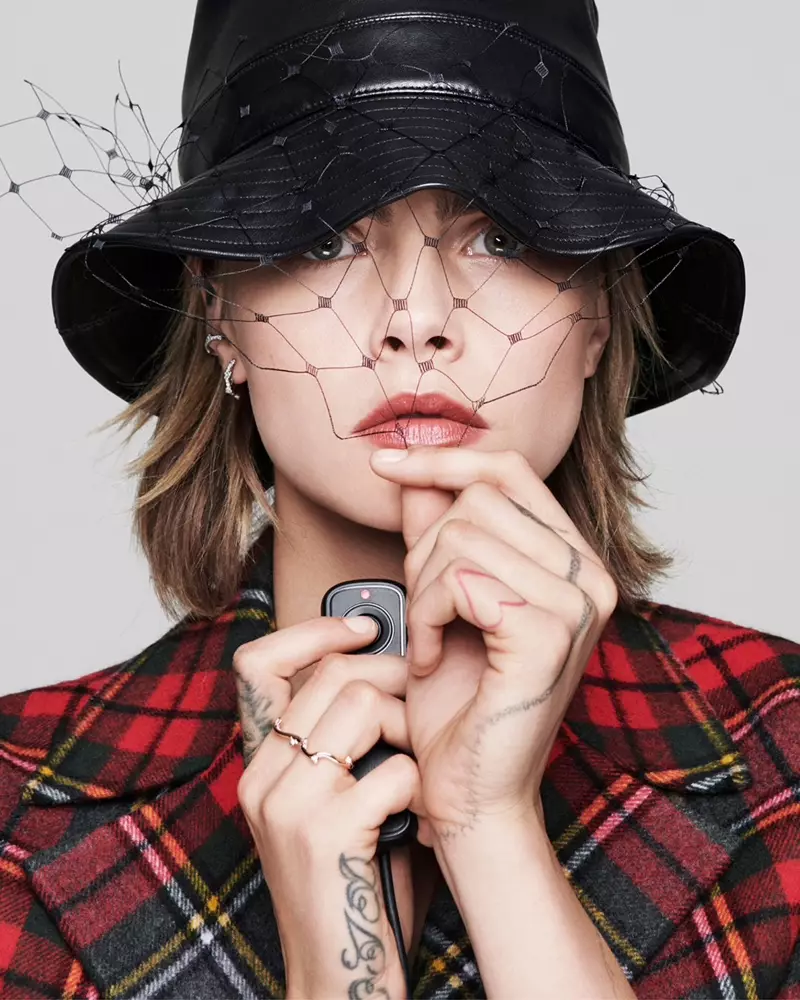 Cara Delevingne သည် Dior မဂ္ဂဇင်းအတွက် Self-Portrait ရိုက်သည်။