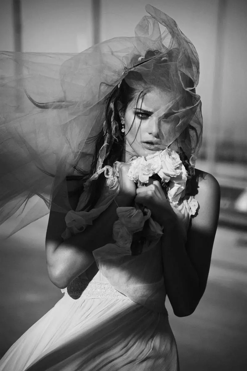 2012 年 4 月，Peter Lindbergh 為《Vogue》巴黎版設計的 Isabeli Fontana