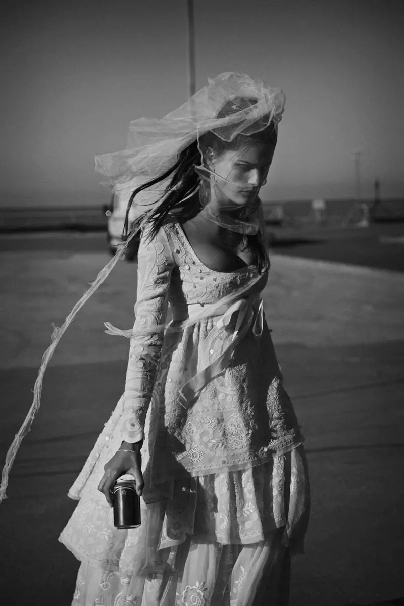 Isabeli Fontana, Peter Lindbergh tarafından Vogue Paris Nisan 2012 için