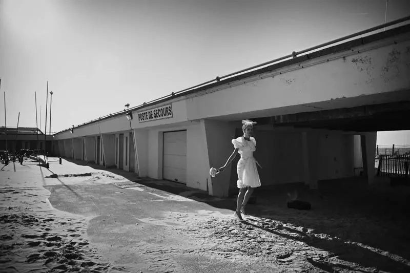 Isabeli Fontana los ntawm Peter Lindbergh rau Vogue Paris Lub Plaub Hlis 2012