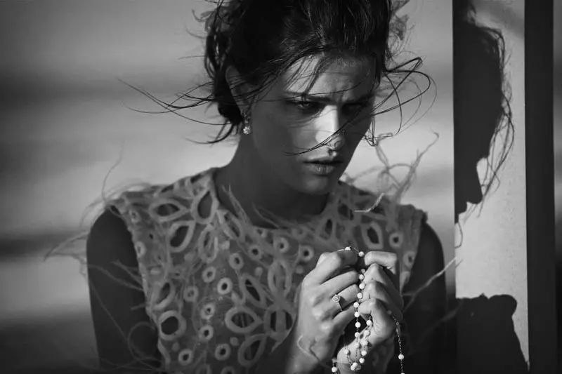 Isabeli Fontana di Peter Lindbergh per Vogue Parigi aprile 2012