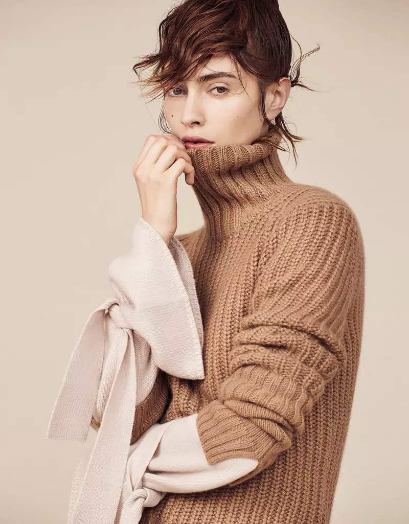 Tus qauv Marine Deleeuw poses hauv Michael Kors Collection sweater nrog Tibi sab saum toj