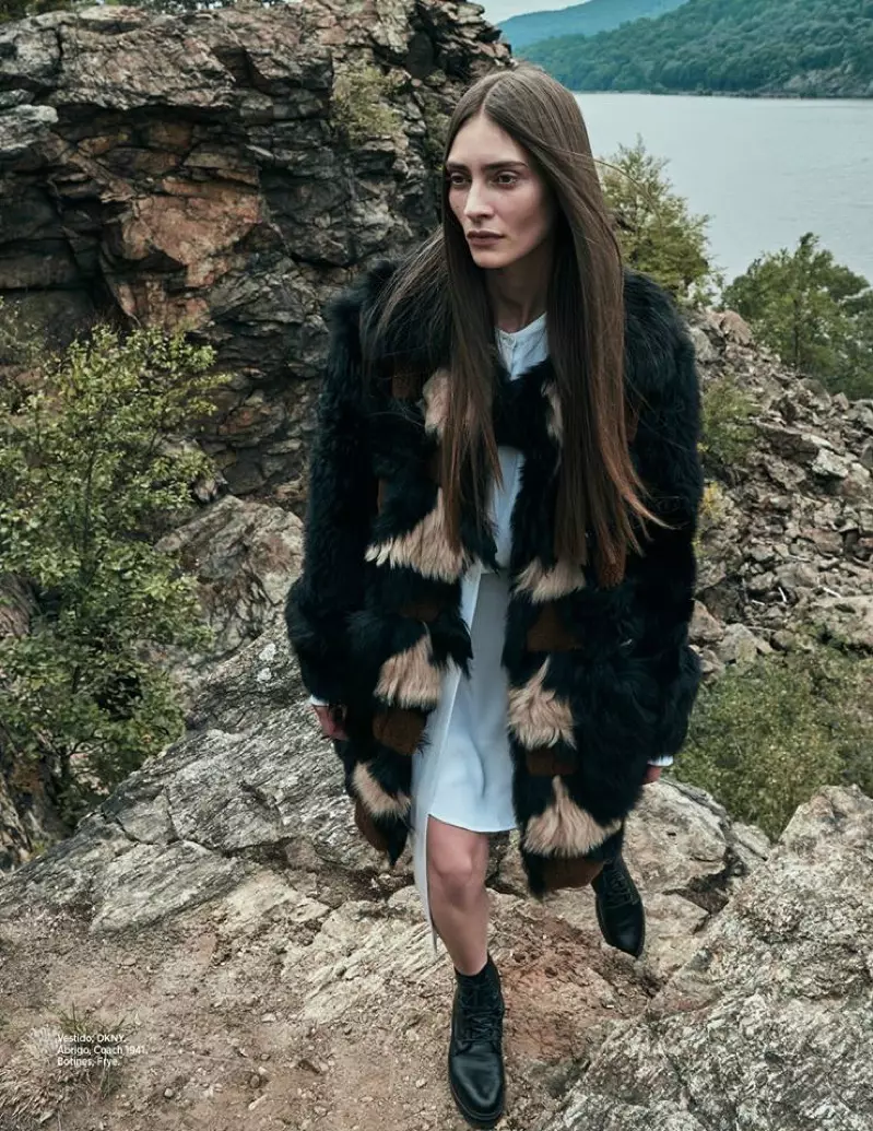 Marine Deleeuw posa con vestido de DKNY, vestido de Coach 1941 y botines de Frye