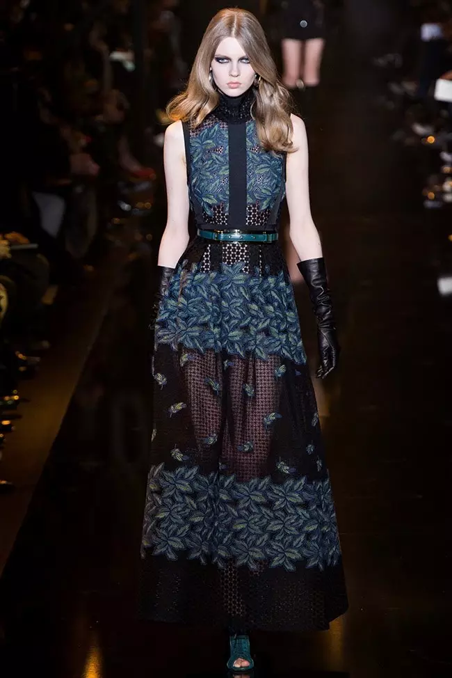 E Look aus dem Elie Saab senger Hierscht-Winter 2015 Kollektioun