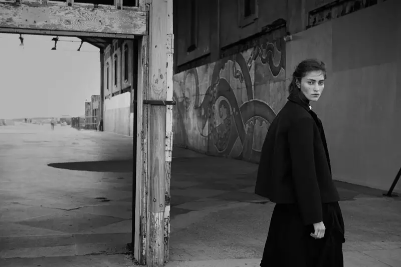 Marine Deleeuw Layers Up for Magazine Centrefold аз ҷониби Эрик Гилеммен