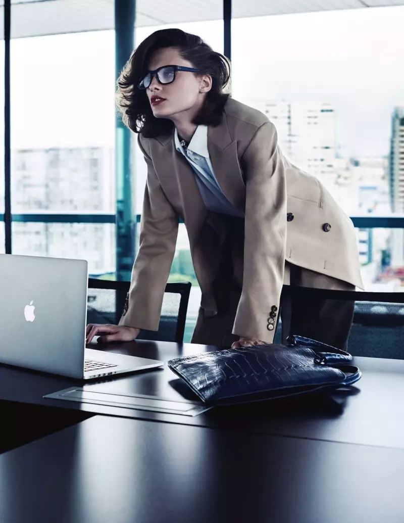 Elena Melnik porta una blazer, una camisa i uns pantalons de Celine