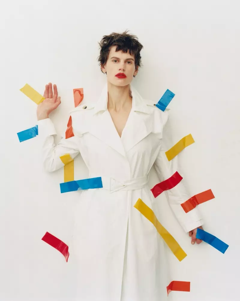 Η Saskia de Brauw ποζάρει με τολμηρά στυλ για τη Vogue Korea