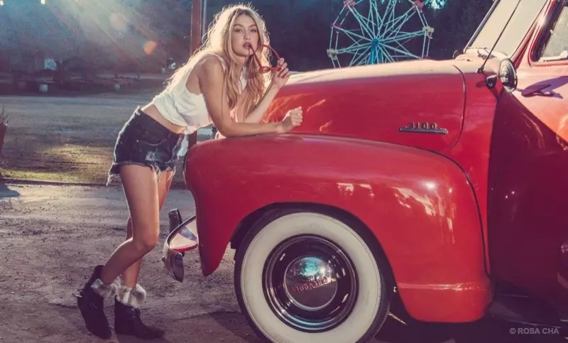 Gigi Hadid mete bout pantalon abako ak yon tank blan nan reklam Rosa Cha sezon fredi 2015.