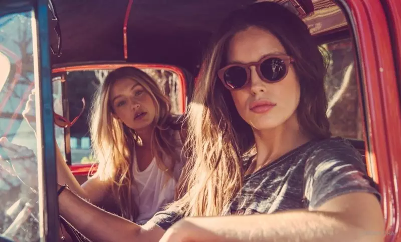 Emily DiDonato og Gigi Hadid poserer i en pick-up truck.