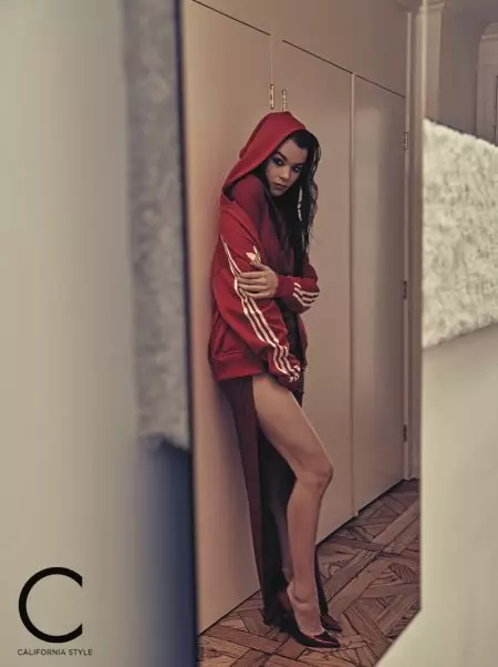 Hailee Steinfeld pozon me stile vezulluese për revistën C