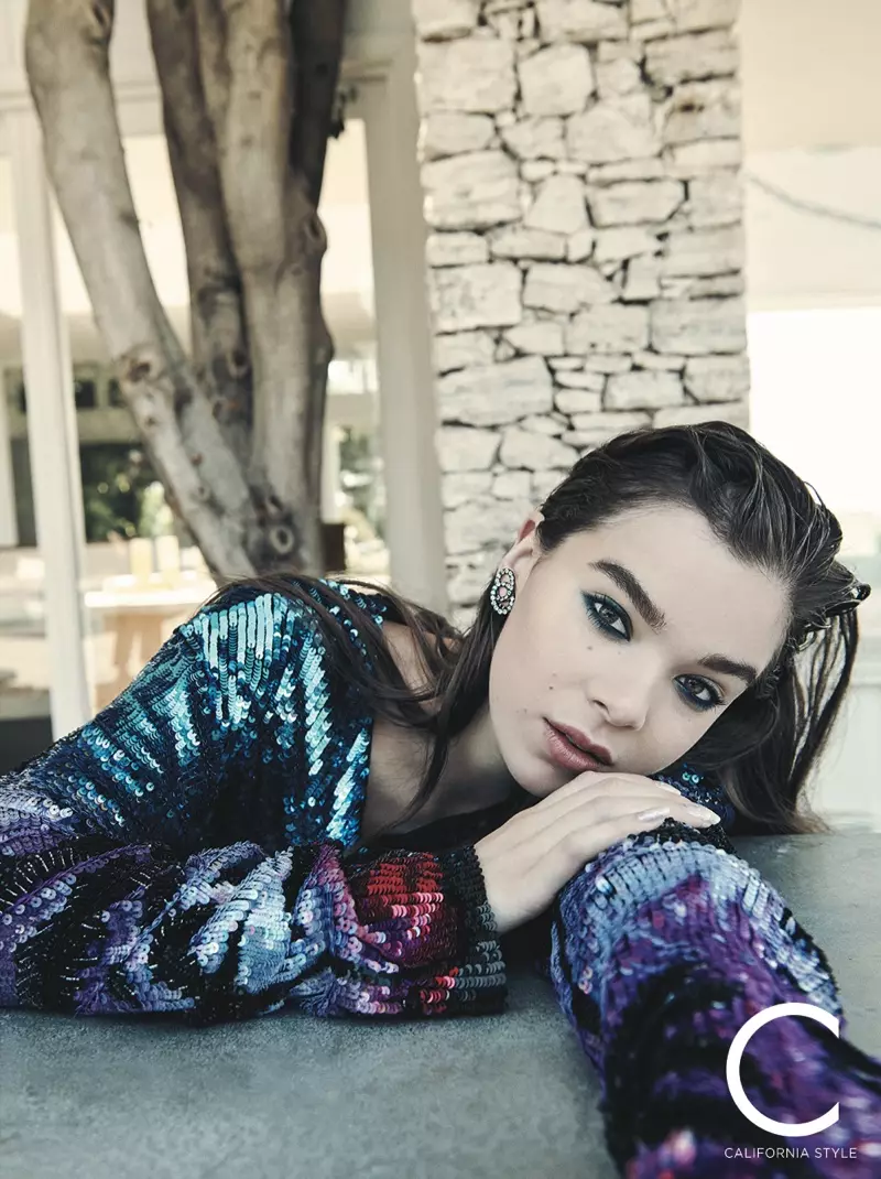 Yana tsaye a saman sequin na Balmain, Hailee Steinfeld yana sanye da 'yan kunne na Pomellato