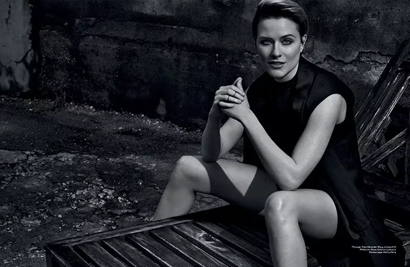 Ang aktres na si Evan Rachel Wood ay nakasuot ng Alexander Wang robe at 3.1 Phillip Lim romper