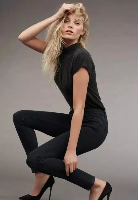 Elsa Hosk Trafas Ĉiujn Ĝustajn Movojn en Mavi Denim