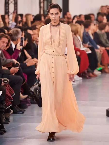 Chloe porta elegante semplicità per la primavera 2020