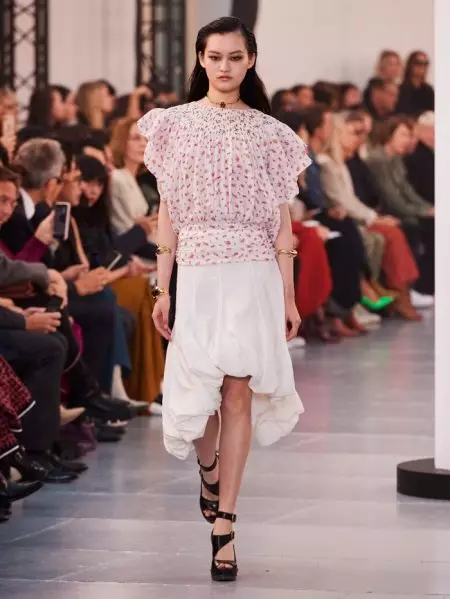 Chloe porta elegante semplicità per la primavera 2020