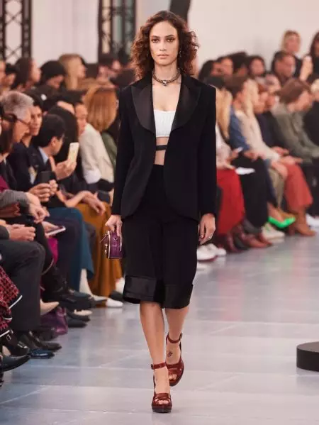 Chloe porta elegante semplicità per la primavera 2020