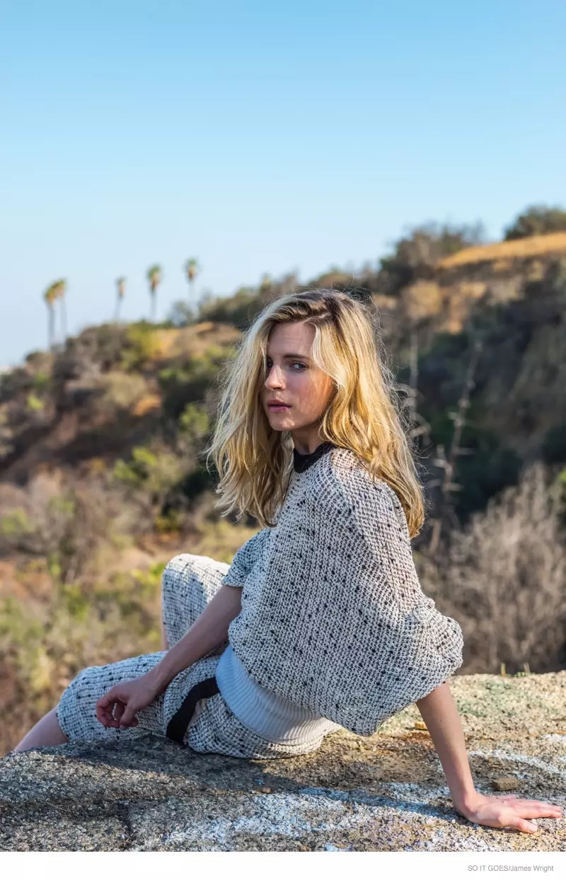 Brit Marling №4 muqovali suratga olish uchun o'zining yaqin suratini oladi