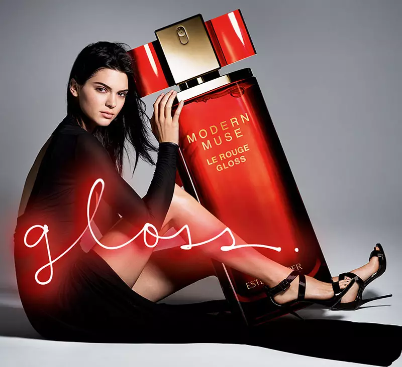 U-Kendall Jenner ulingisa emkhankasweni ka-Estee Lauder's Modern Muse Le Rouge Gloss Perfume