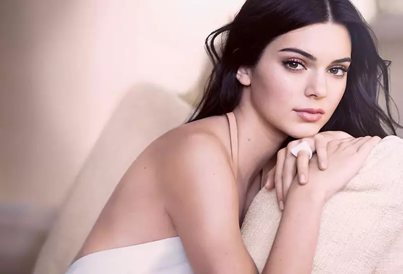 Kendall Jenner di kampanyaya Estee Lauder ya Double Wear Nude Cushion Stick de dilîze.