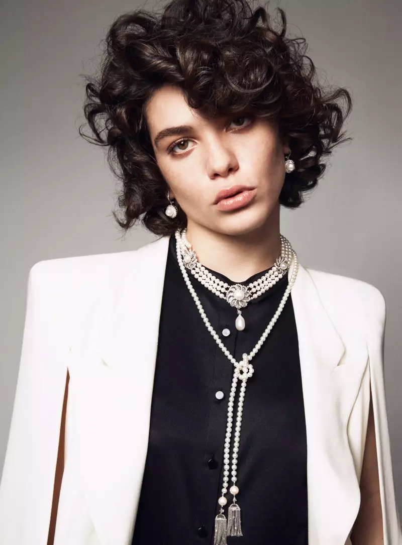 Steffy Argelich Vogue Turkey Jewelry Story کے لیے گھنگریالے بالوں کے انداز پہنتے ہیں۔