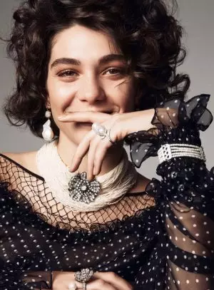 Steffy Argelich usa penteados encaracolados para a história de joias da Vogue Turquia