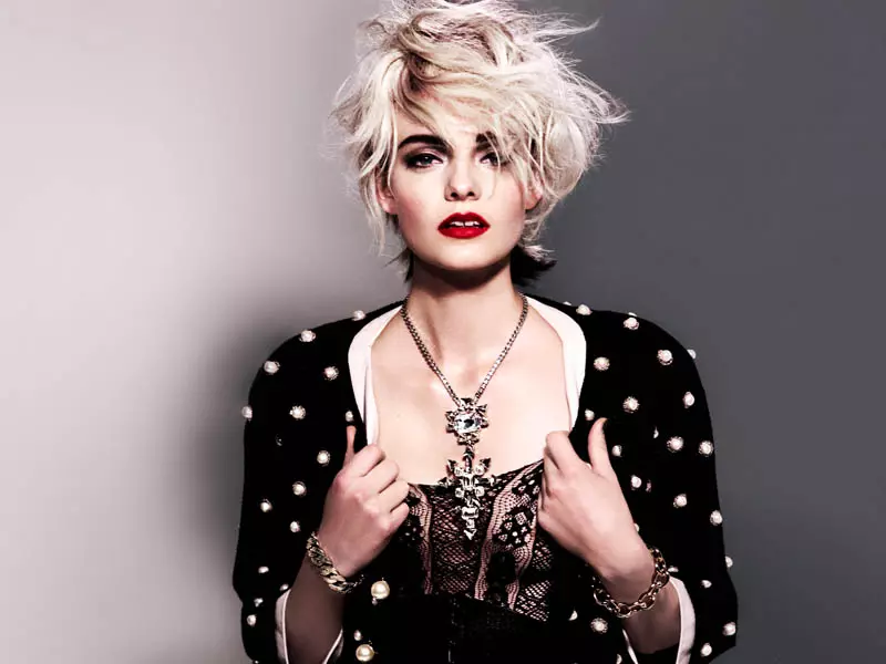 Nimue Smit သည် Philip Riches ၏ Glamour Netherlands ၏ ဖေဖော်ဝါရီလထုတ်စာစောင်တွင် Madonna ကိုအတုယူသည်။