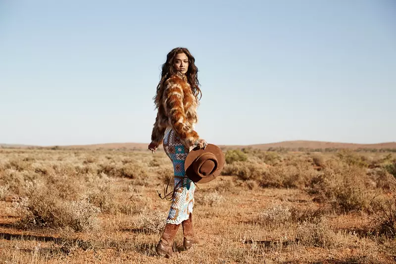 Shanina Shaik draagt western-geïnspireerde looks uit Spell's Revolver-collectie