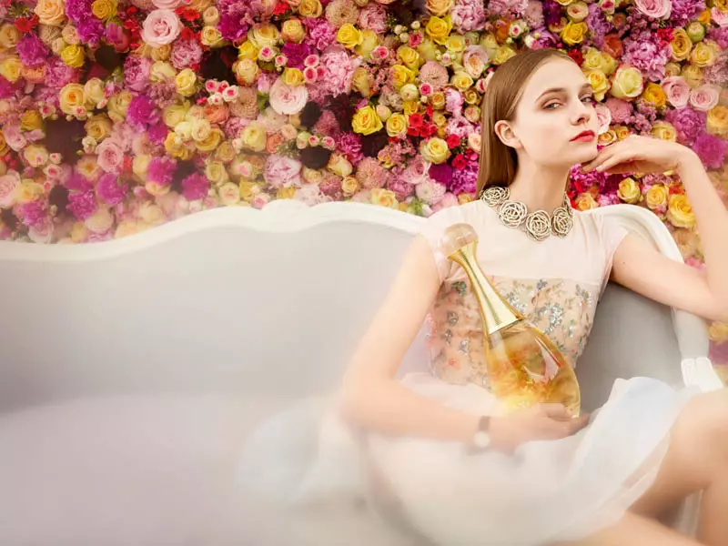 Nimue Smit betower in Dior se "An Exceptional Christmas" deur Koto Bolofo