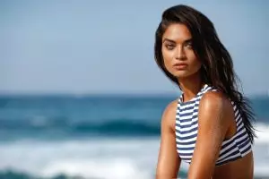 Shanina Shaik Strips Down för KOOKAÏ Simning