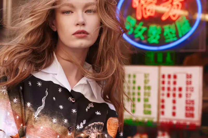 La modelo Hollie-May Saker posa con una camiseta estampada de Prada