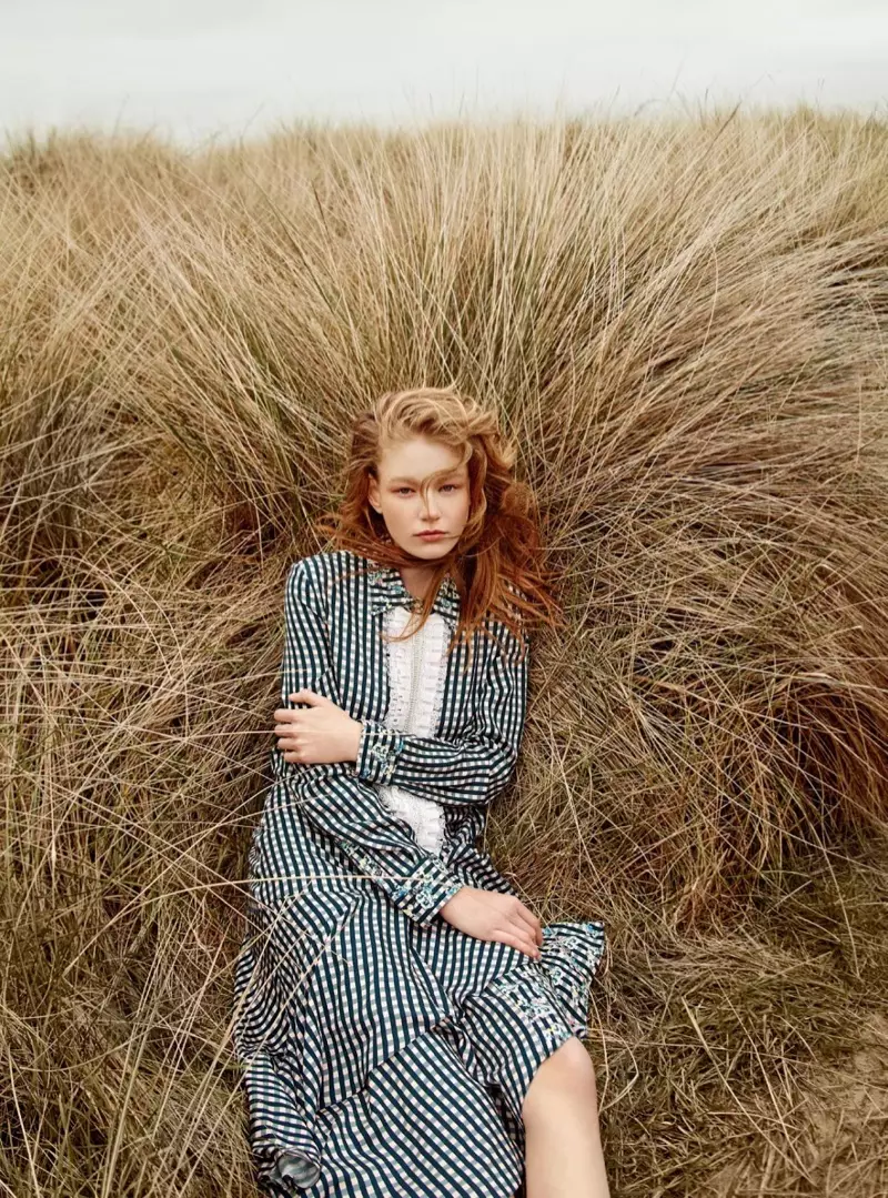 Hollie-May Saker Memodelkan Koleksi Pra-Musim Gugur untuk Harper's Bazaar UK