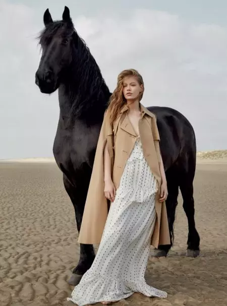 Hollie-May Saker modelleert de pre-herfstcollecties voor Harper's Bazaar UK