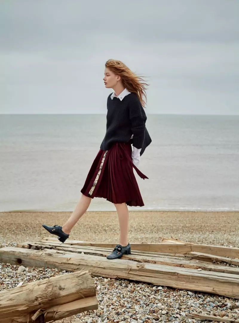 Walking the beach, Hollie-May modellen shirt, kasjmier sweater, rok en skuon fan Dior