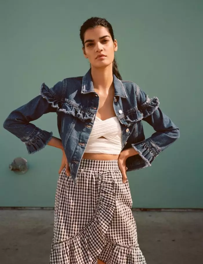 Bhumika Arora dra versierde denim in Mango se April 2017-veldtog