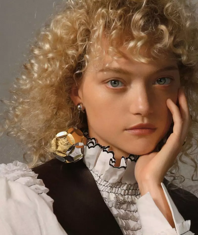 Gemma Ward modelléiert blonden Curls an der Mouderedaktioun