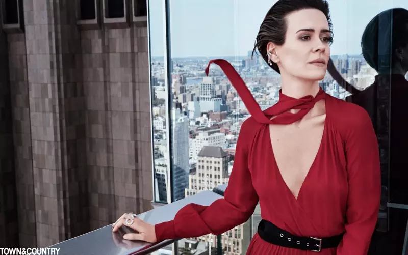 តារាសម្ដែង Sarah Paulson ស្លៀកឈុត Dior ពណ៌ក្រហម