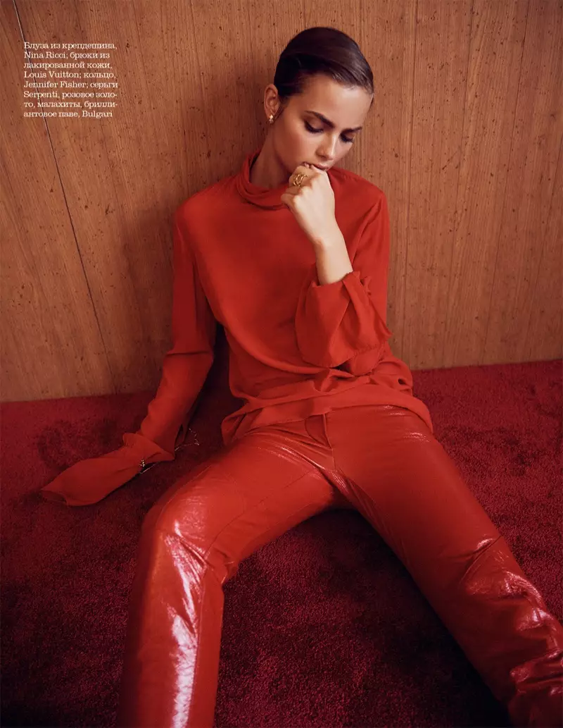 La modelo Moa Aberg viste blusa de Nina Ricci con pantalones Louis Vuitton de cuero rojo