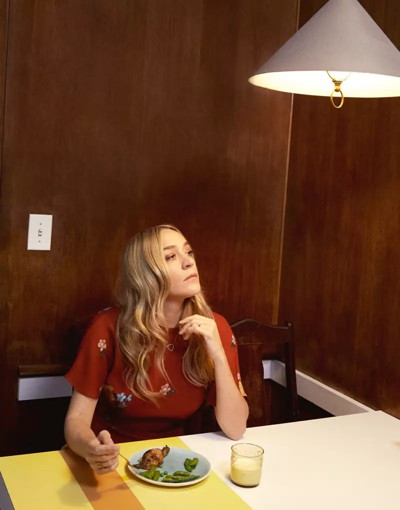 Chloe Sevigny posa a una taula amb un vestit de Magda Butrym