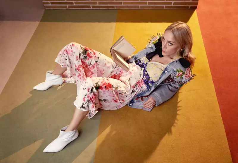 Chloe Sevigny çakêtê Gucci, cilê Attico û pêlavên Tibi li xwe dike.