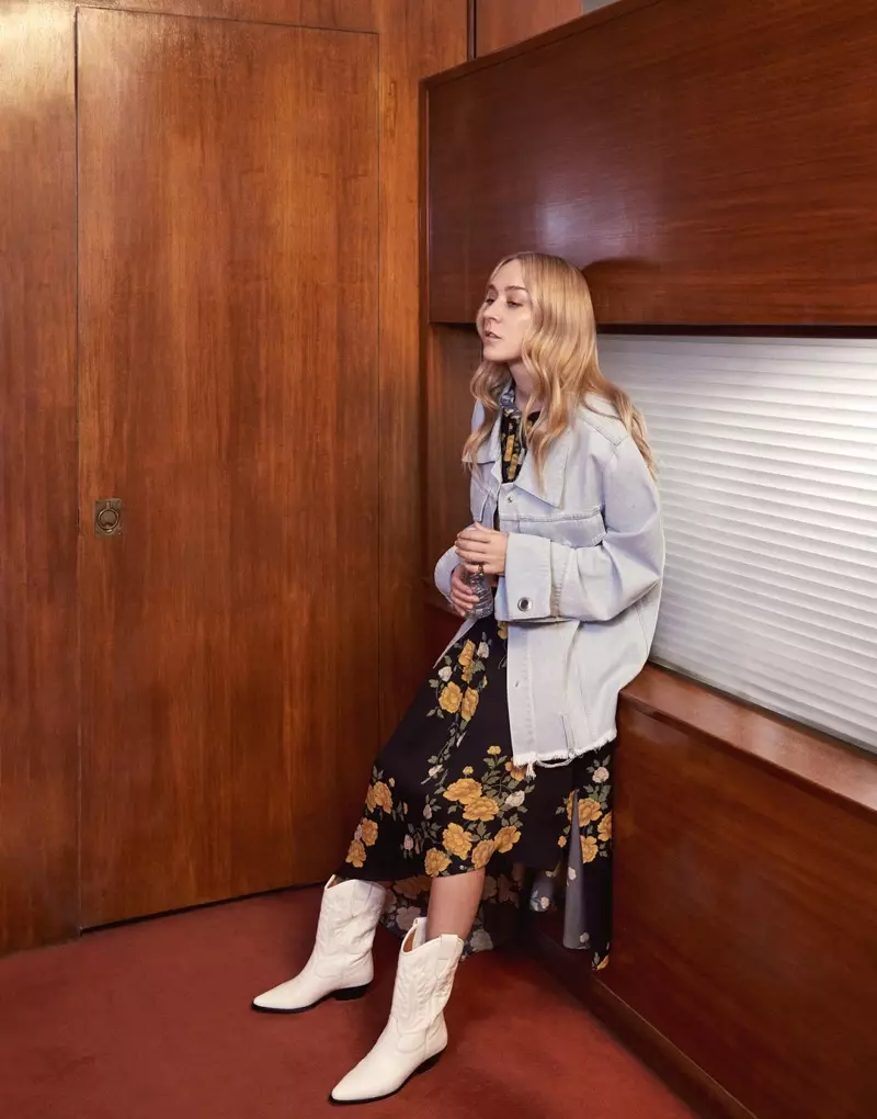 Herečka Chloe Sevigny má na sobě bundu Gucci, šaty Magda Butrym a boty Isabel Marant