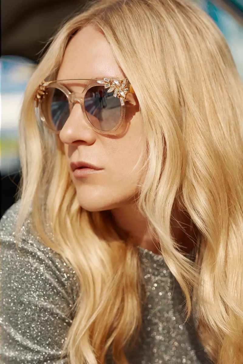 Chloe Sevigny Jimmy Choo Vivy кооздолгон көз айнек тагынууда